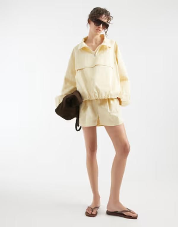 エイソス レディース ボトムス ハーフパンツ・ショーツ ショートパンツ ASOS DESIGN oversized paper touch shorts in lemon yellow Lemon y