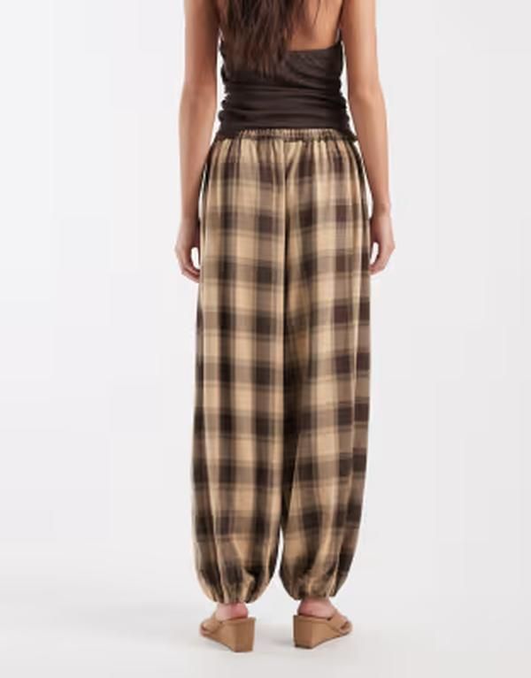 エイソス レディース ボトムス カジュアルパンツ ASOS DESIGN balloon pants in cream plaid Cream Based Plaid クリーム