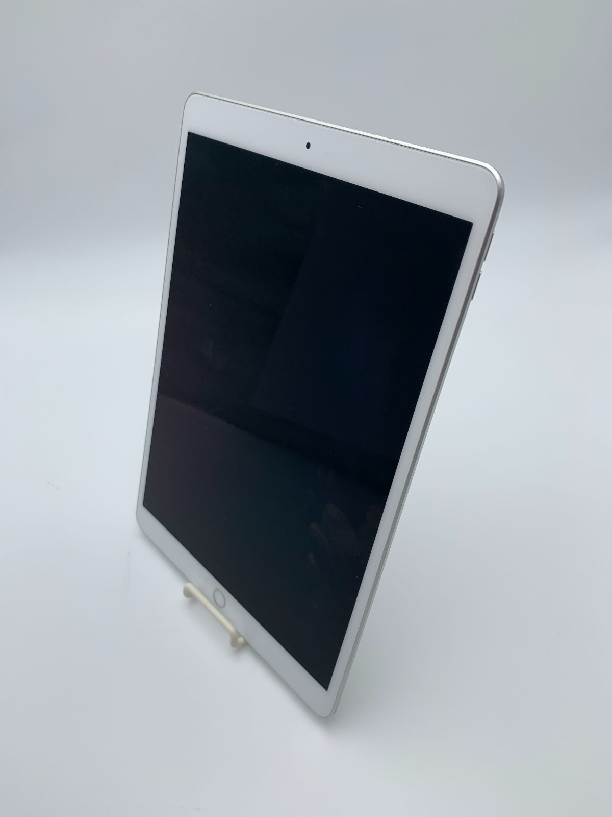 iPad Air 3世代 256GB シルバー 中古（フレーム・画面キズ有）- メルカリ