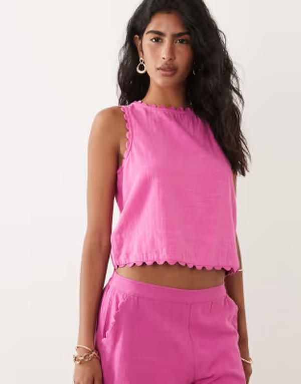 ヴィラ レディース トップス ベスト ノースリーブ コットン VILA cotton scallop trim sleeveless top in bright pink part of a set