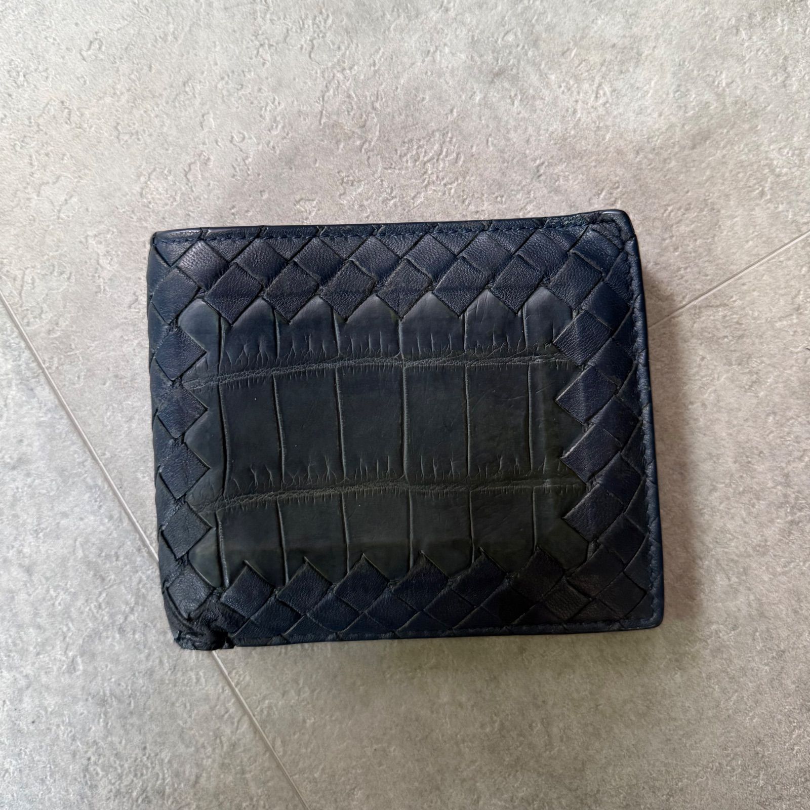 BOTTEGA VENETA ボッテガヴェネタ クロコ イントレチャート 二つ折り財布 レザー ネイビー 紺 コンパクトウォレット BOTTEGA VENETA ボッテガヴェネタ クロコ イントレチャート 二つ折り財布 レザー ネイビー 紺 コンパクトウォレット