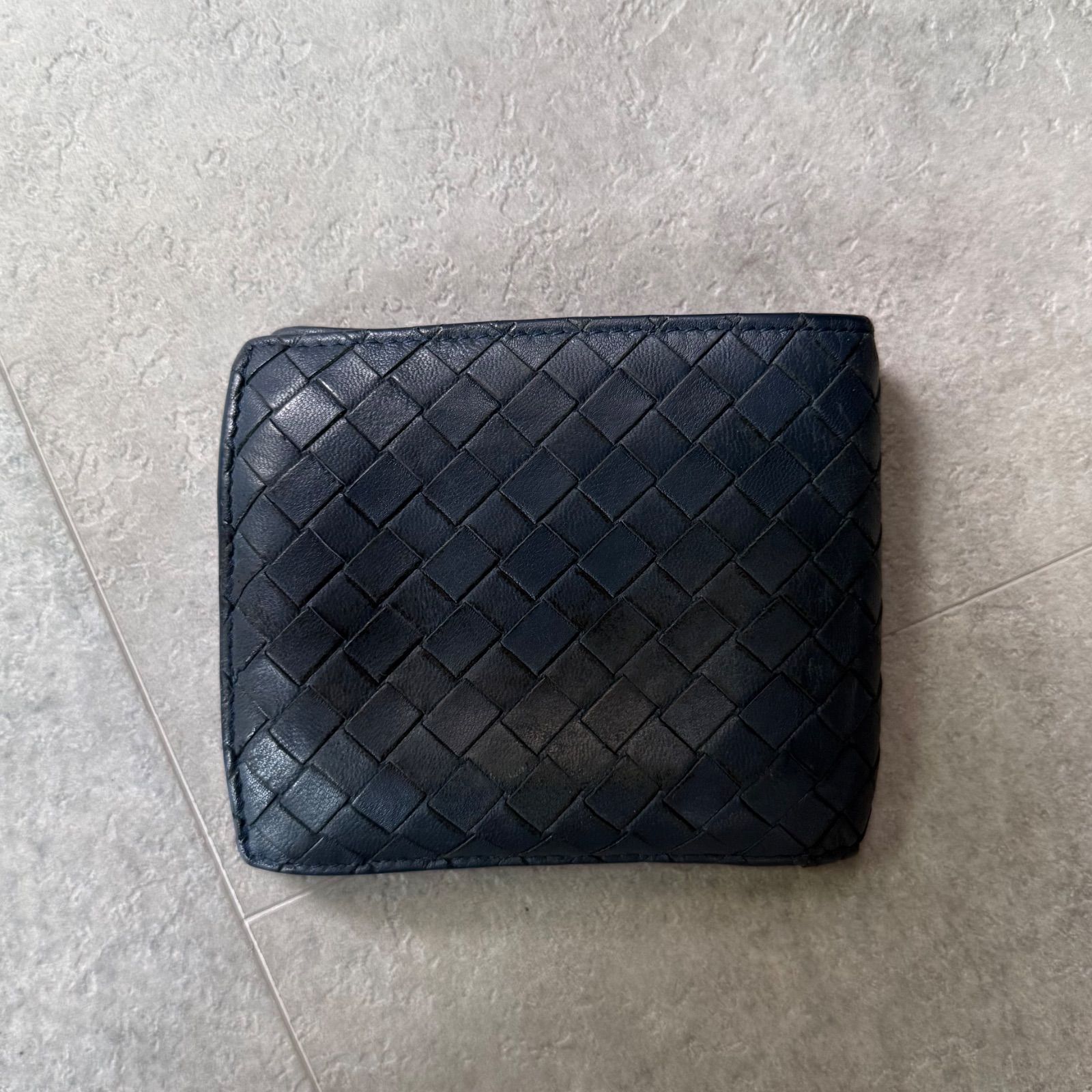 BOTTEGA VENETA ボッテガヴェネタ クロコ イントレチャート 二つ折り財布 レザー ネイビー 紺 コンパクトウォレット BOTTEGA VENETA ボッテガヴェネタ クロコ イントレチャート 二つ折り財布 レザー ネイビー 紺 コンパクトウォレット