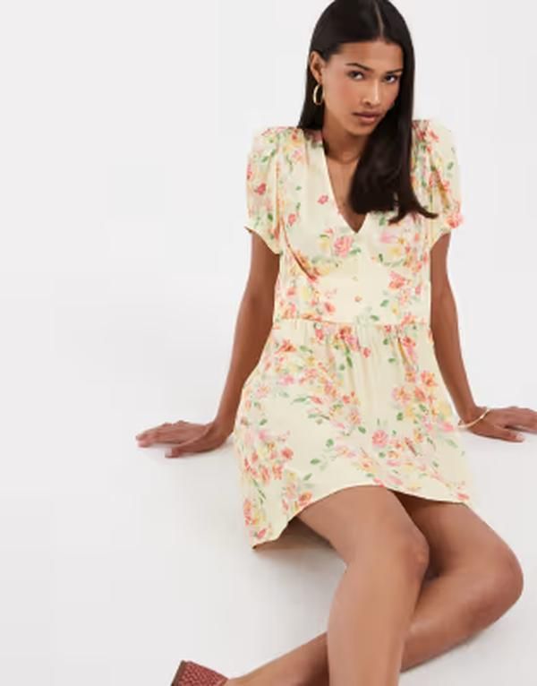 ヴェロモーダ レディース トップス ワンピース フラワー柄 プリント ミニ フラワー Vero Moda button front detail tea style mini dress in yel