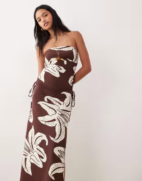 エイソス レディース トップス ワンピース フラワー柄 ギャザー ミディ フラワー ASOS DESIGN bandeau ruched side midi dress in orange flora エイソス レディース トップス ワンピース フラワー柄 ギャザー ミディ フラワー ASOS DESIGN bandeau ruched side midi dress in orange flora