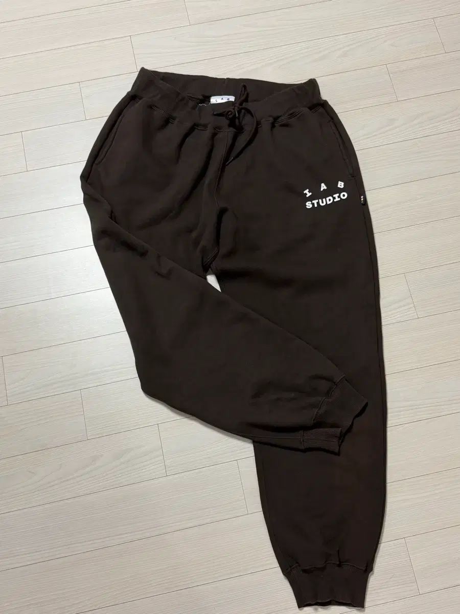 IAB スタジオ ブラウン ジョガー パンツ