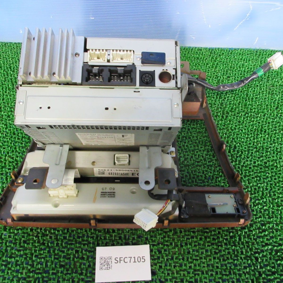 ☆SFC7105/動作OK 日産 エルグランド E51 センターパネル/ナビ CD/MD