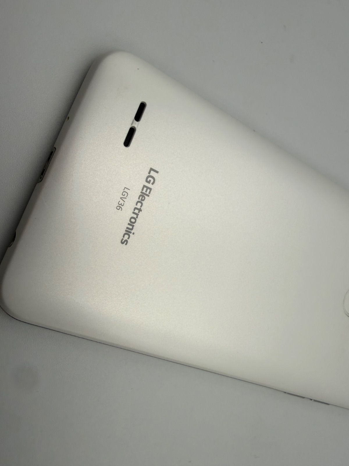 au LG it LGV36 ホワイト SIMロック解除済 - メルカリ