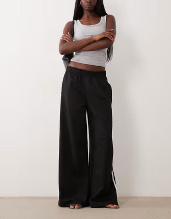 ジーナトリコ レディース ボトムス カジュアルパンツ Gina Tricot sporty wide pants with white stripe black ブラック