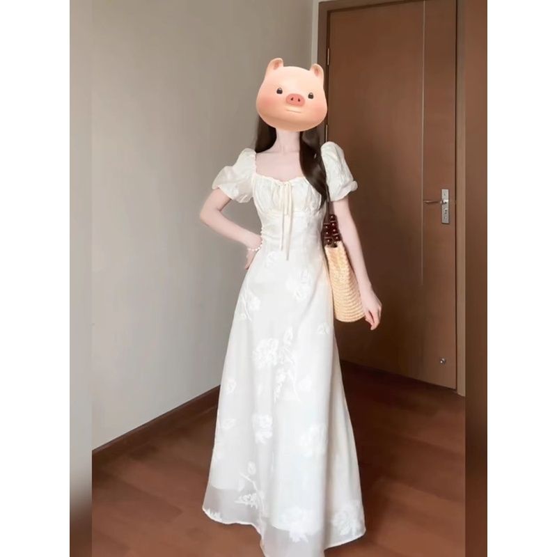 上品な花柄ジャカードが可憐なスクエアネック白ロングワンピース。ふんわり袖とAラインが特別な日のデートやお出かけを華やかに演出します。