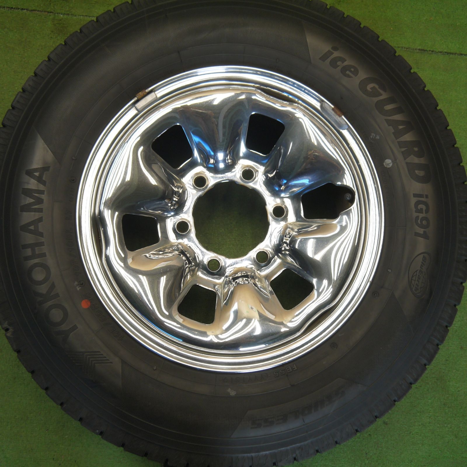 【バリ溝】100系ハイエース用スタッドレス【メッキホイール付】 バリ溝！8.5分☆トヨタ 100系 ハイエース 純正 メッキ 195/80R15 107