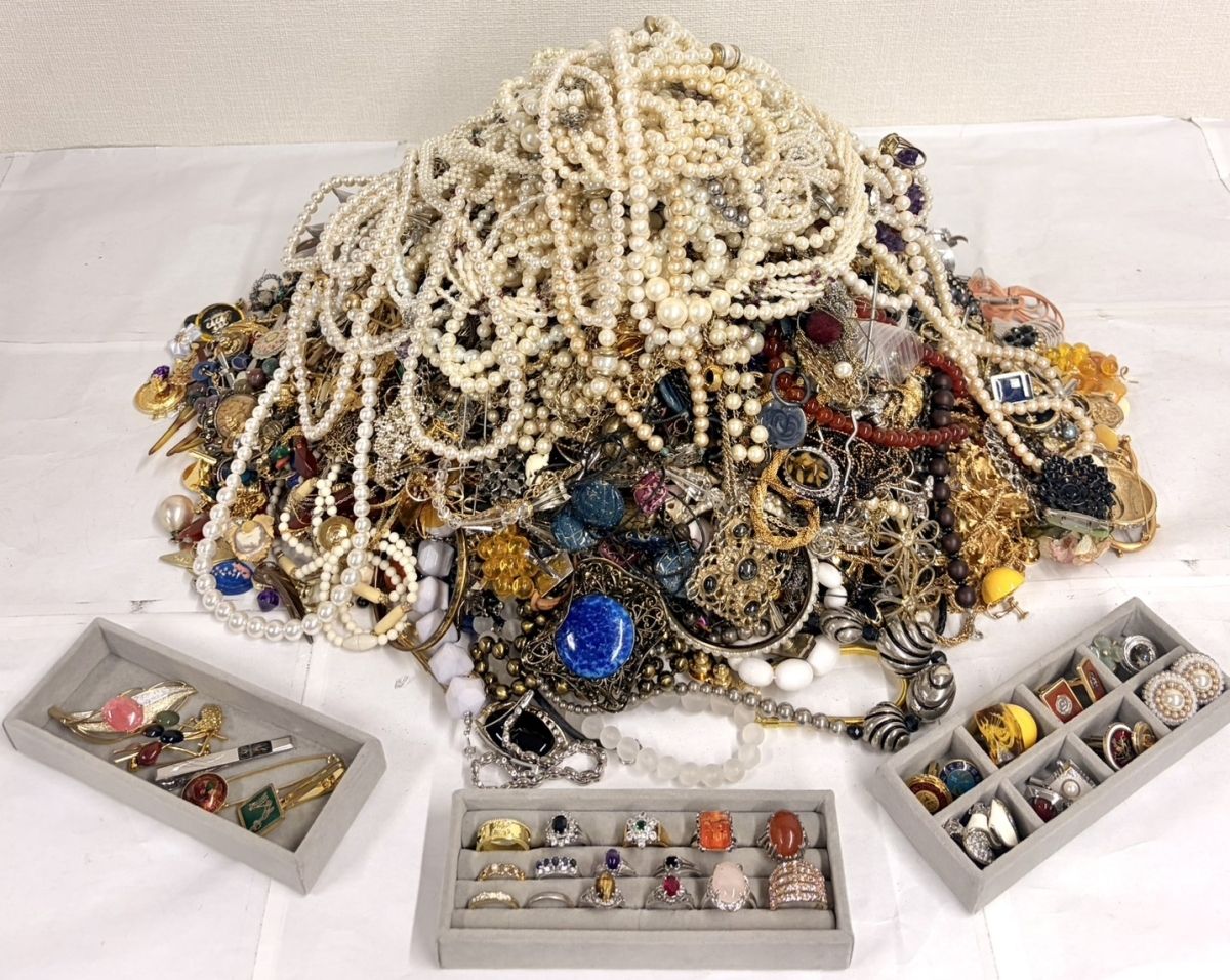 【アクセサリー まとめ売り 約15kg】メッキ/パール/ネックレス/ペンダント/リング/カフス/ネクタイピン/ブローチ