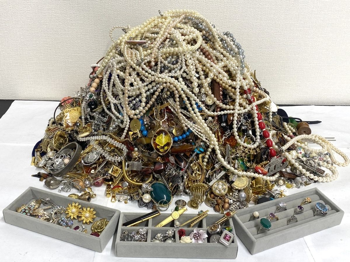 【アクセサリー まとめ売り 21Kg以上】メッキ/ネックレス/ペンダント/リング/カフス/ネクタイピン/ブローチ/珊瑚/翡翠