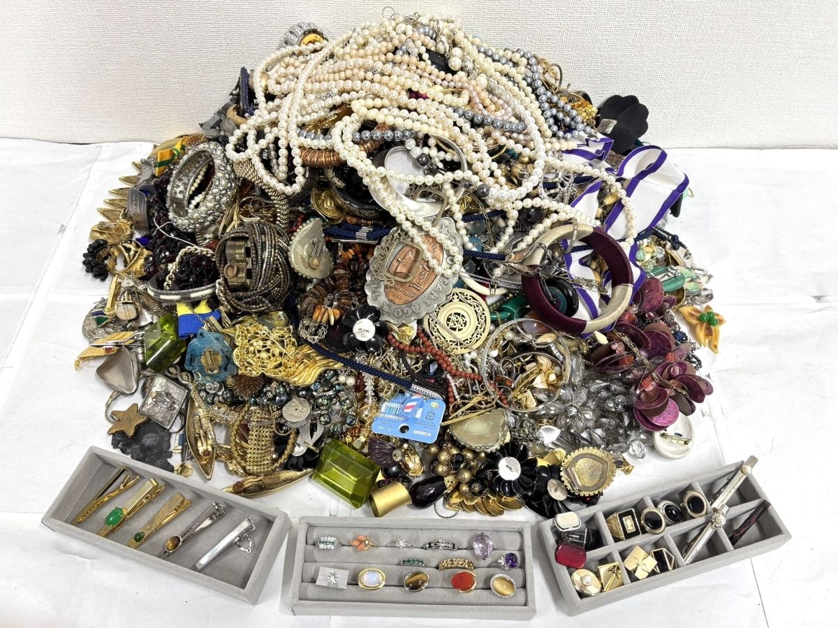 【アクセサリー まとめ売り 15.1Kg】メッキ/ネックレス/ペンダント/リング/カフス/ネクタイピン/ブローチ/珊瑚/翡翠