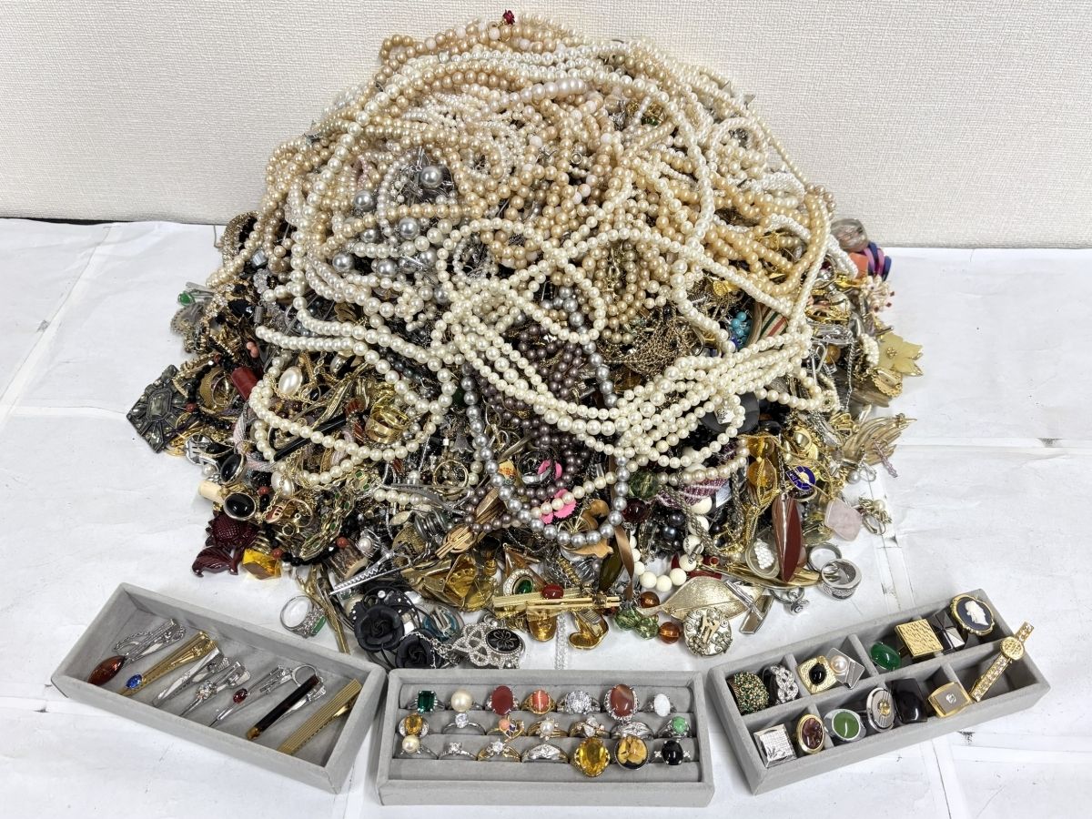 【アクセサリー まとめ売り 17.9Kg】メッキ/ネックレス/ペンダント/リング/カフス/ネクタイピン/ブローチ/珊瑚/翡翠