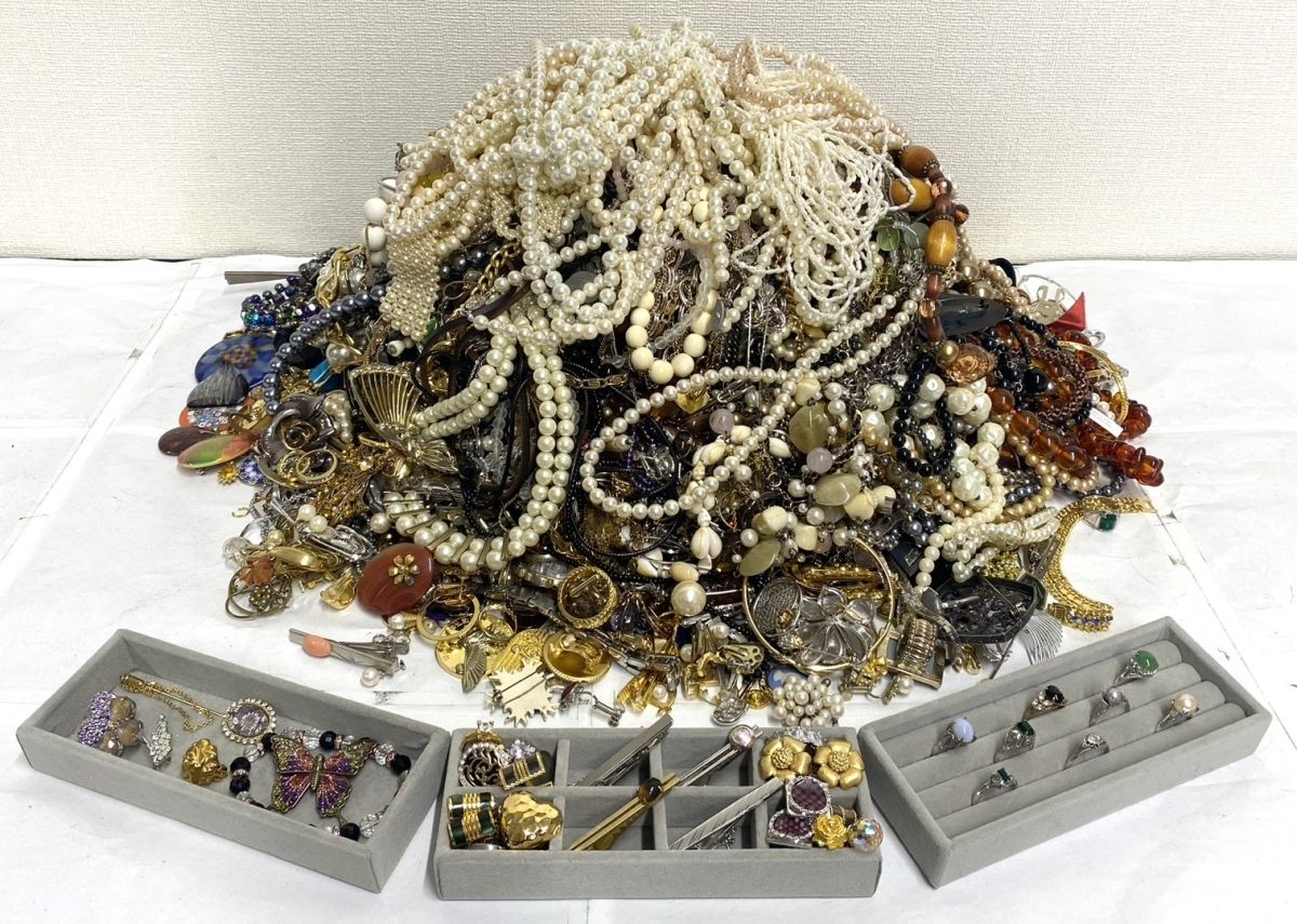 【アクセサリー まとめ売り 14.3Kg】メッキ/ネックレス/ペンダント/リング/カフス/ネクタイピン/ブローチ/珊瑚/翡翠