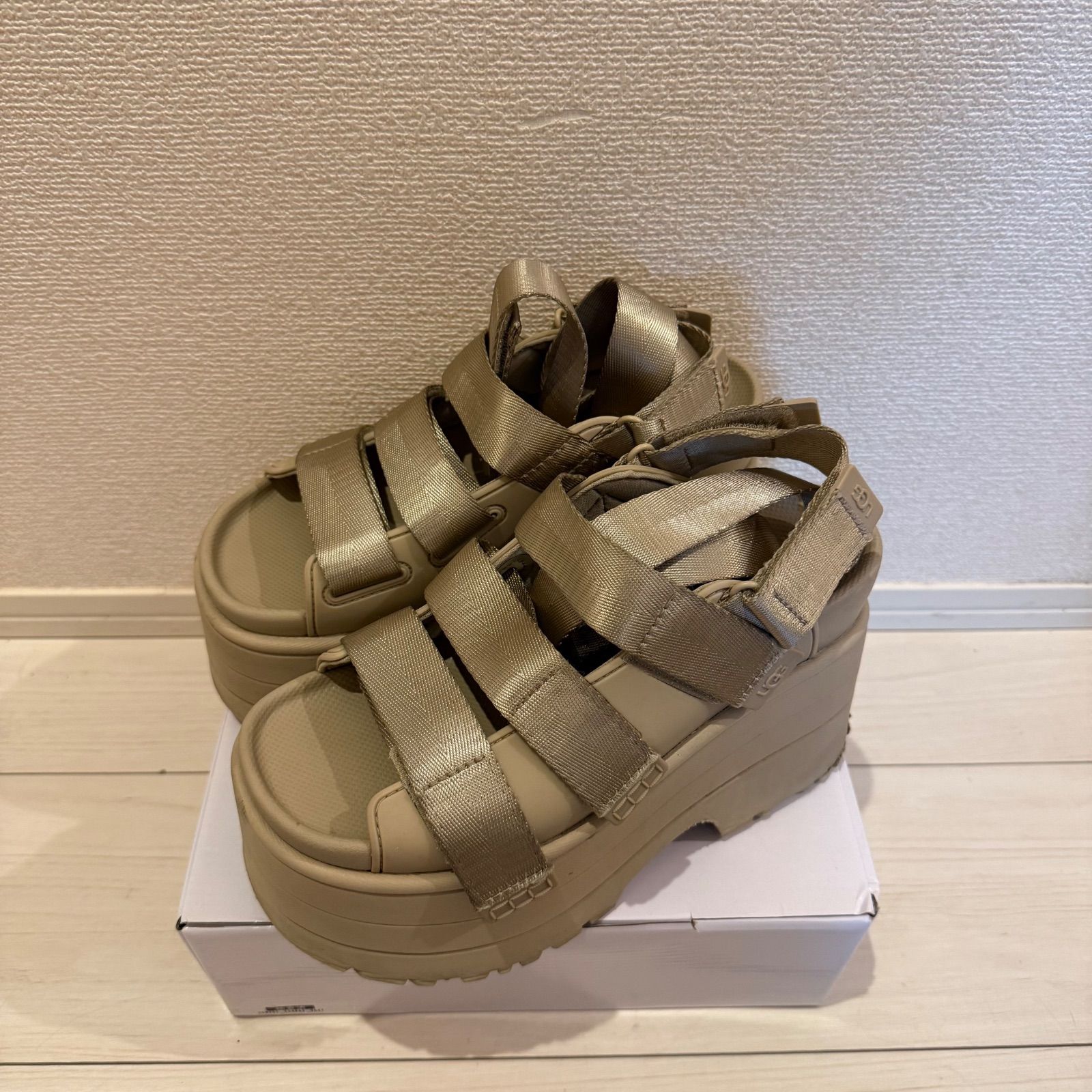 【値下げ可能！】UGG GOLDENRISE アグ ゴールデンライズ サンダル　厚底 ベージュ　USW7、24cm