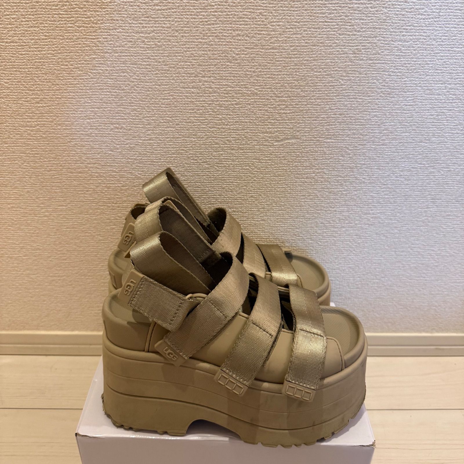 値下げ可能！】UGG GOLDENRISE アグ ゴールデンライズ サンダル 厚底