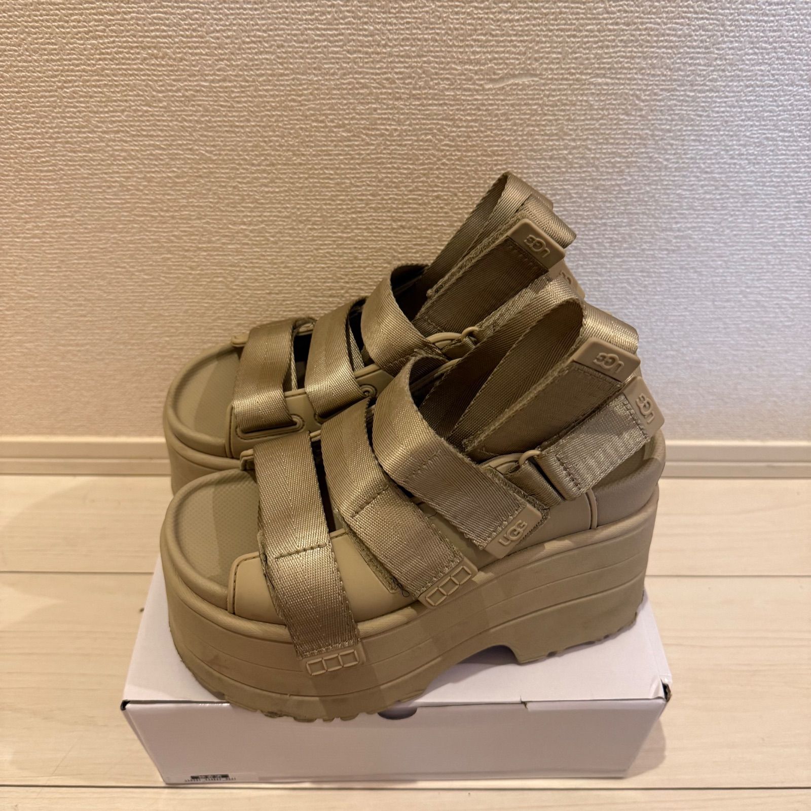 値下げ可能！】UGG GOLDENRISE アグ ゴールデンライズ サンダル 厚底
