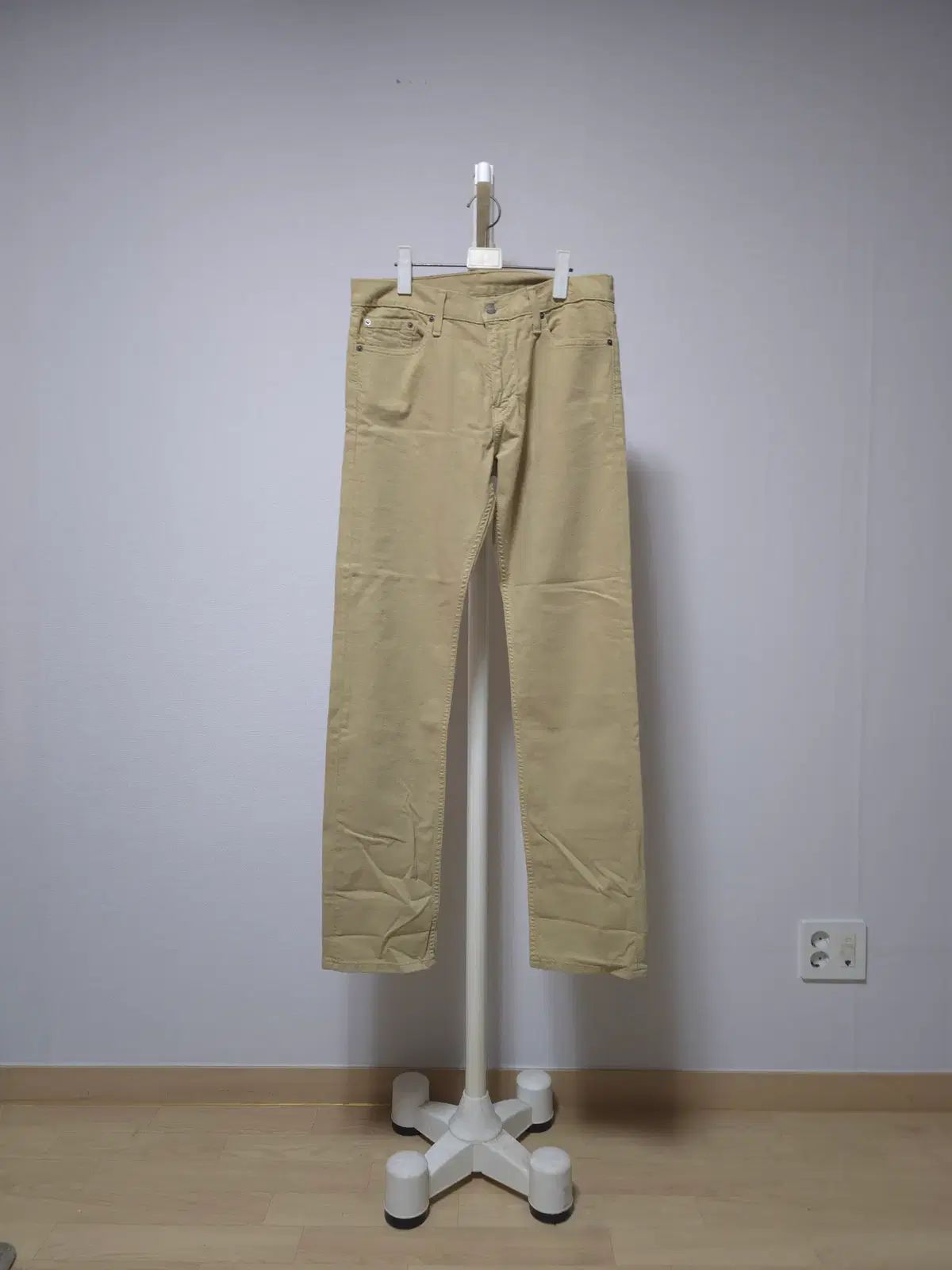 (32) LEVI'S リーバイス504 W82L86 レギュラーフィット ベージュ (新品)