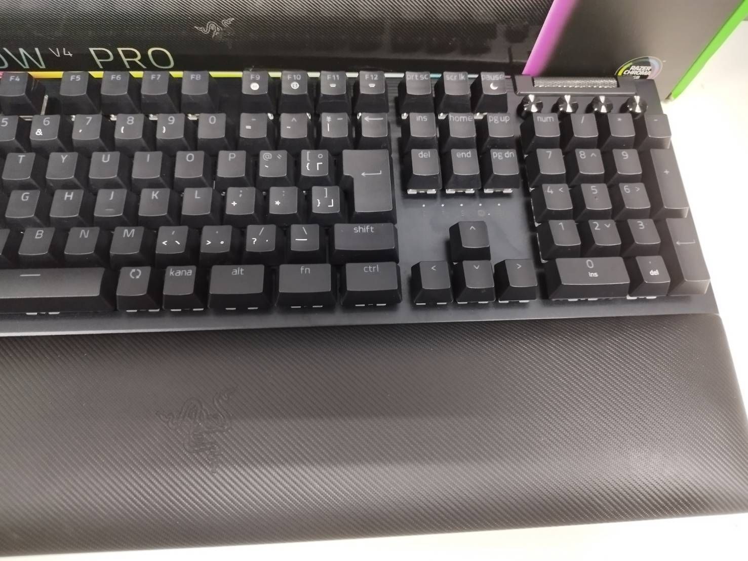 Razer BlackWidow V4 Pro 黄軸 中古良品 - メルカリ