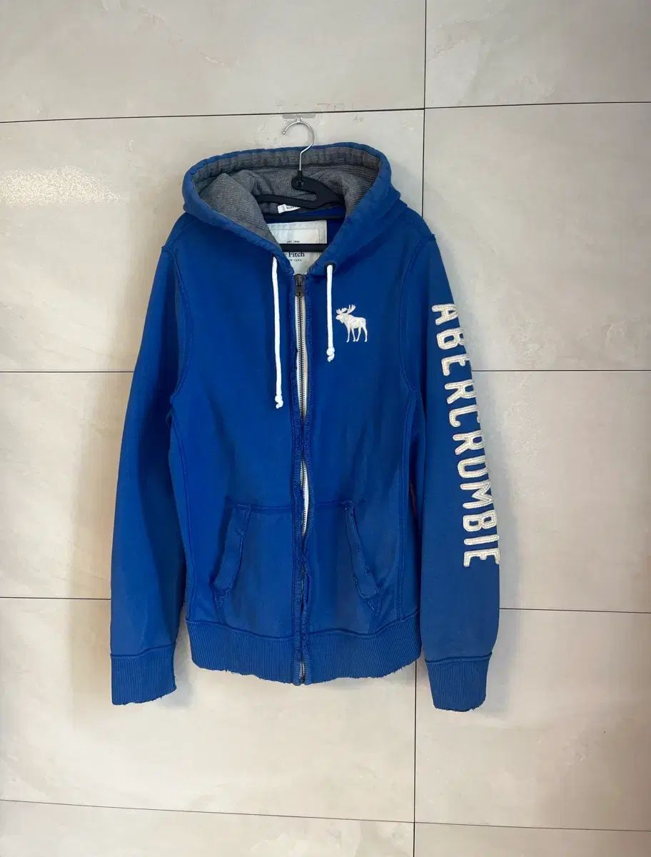 Abercrombie アバクロンビー 文字ロゴ 白 必須アイテム WHO フードジップアップ ブルー L
