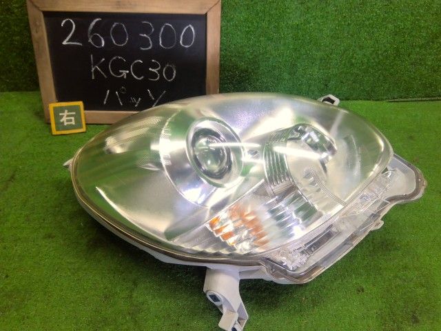 パッソ 右ヘッドランプＡＳＳＹ DBA-KGC30 81110-B1390 X88 自社品番260300