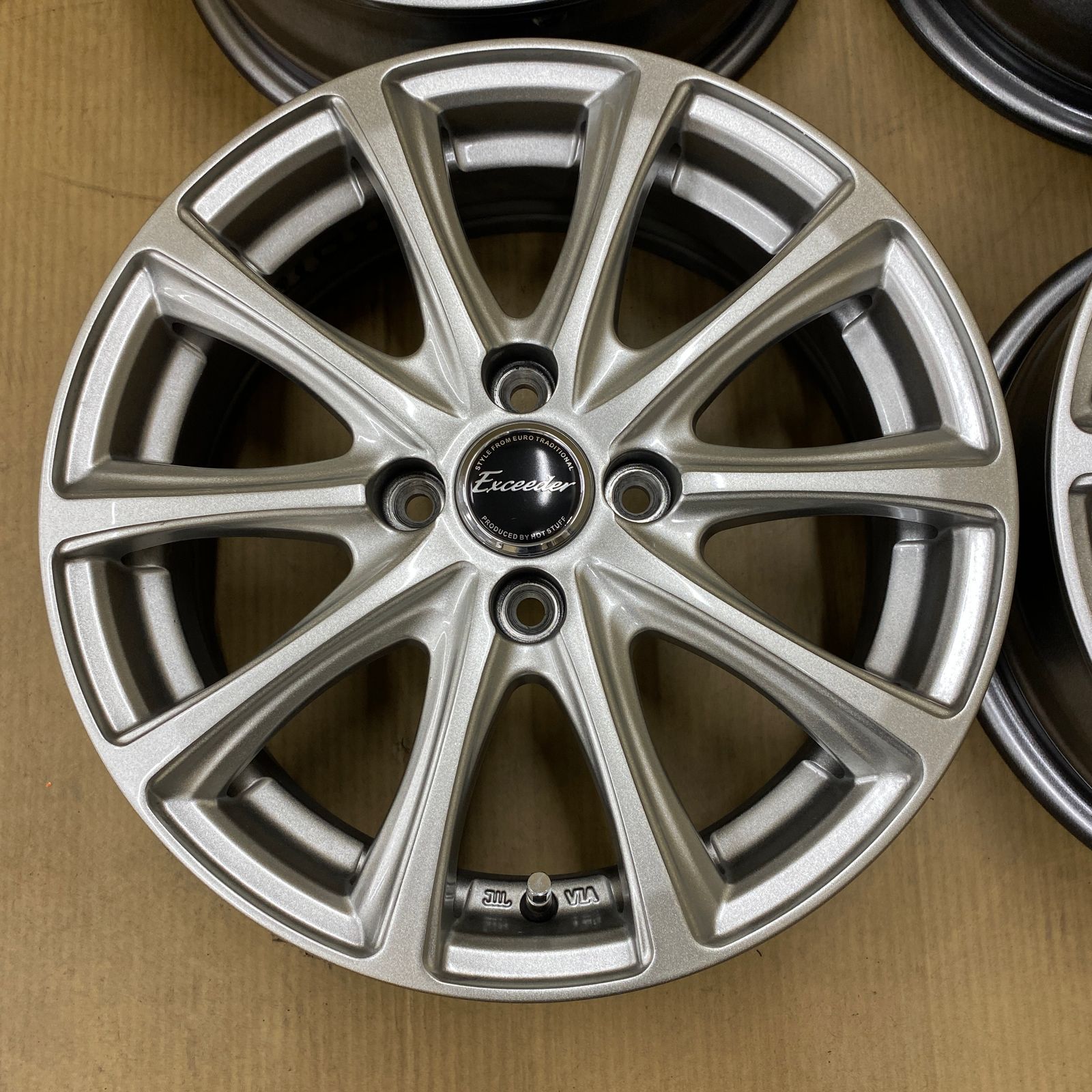 HOT STUFF Exceeder 15×5.5J +43 PCD100 4H ハブ径67mm 4本セット