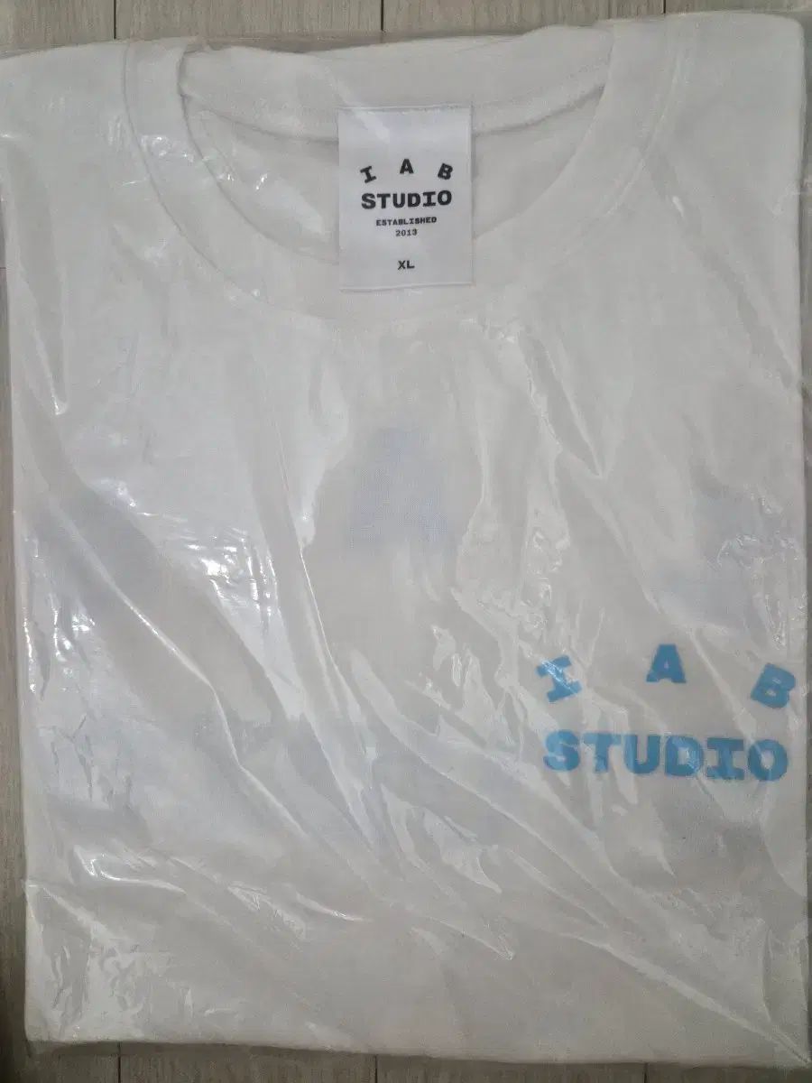IABスタジオ 半袖Tシャツ 白 /ブラック (カラータグ)
