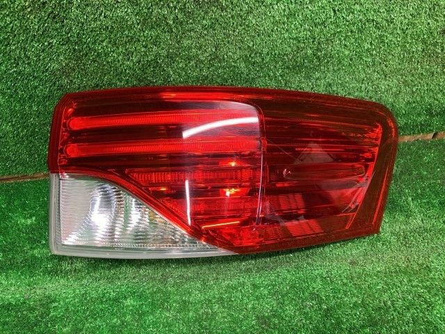 アベンシス ZRT272W 右テールランプ・テールライト XI ヴァレオ 05-31 81550-05280 209