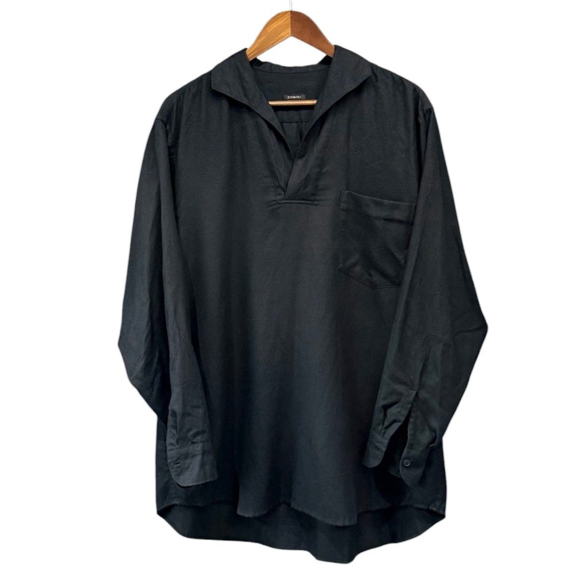 【COMOLI】スキッパーシャツワンピース COMOLI コモリ 23SS シルクネルスキッパーシャツ X01-02007 1 ブラック