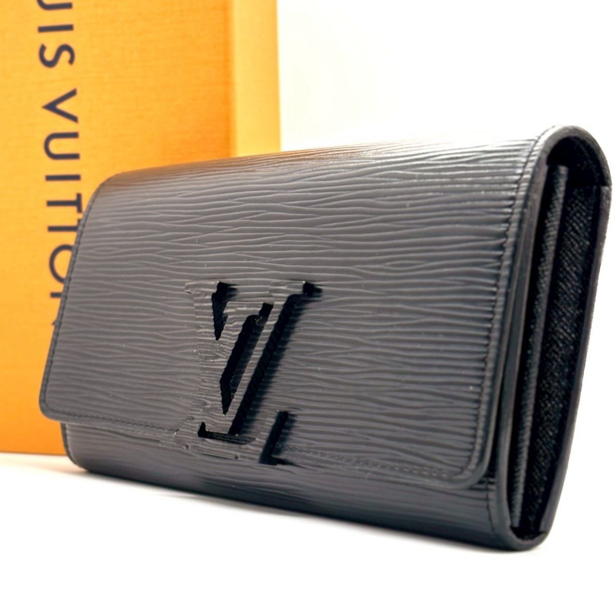 黒が余白を締める】 LOUIS VUITTON エピ ポルトフォイユ ルイーズ LV 