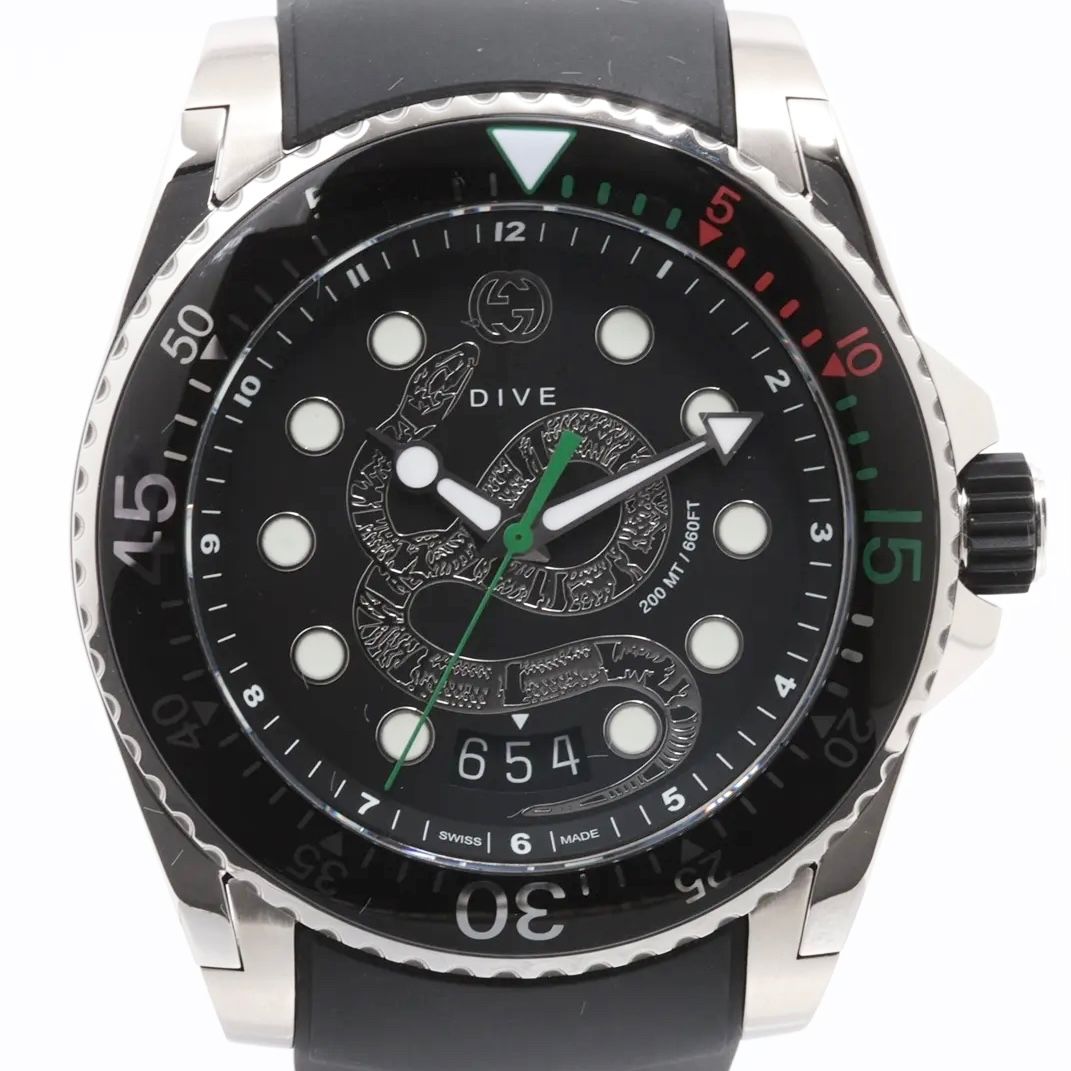 【美品】腕時計 メンズ グッチ GUCCI ダイブ YA136217 136.2 キングスネーク 蛇モチーフ クォーツ 黒 デイト表示 樹脂ベルト