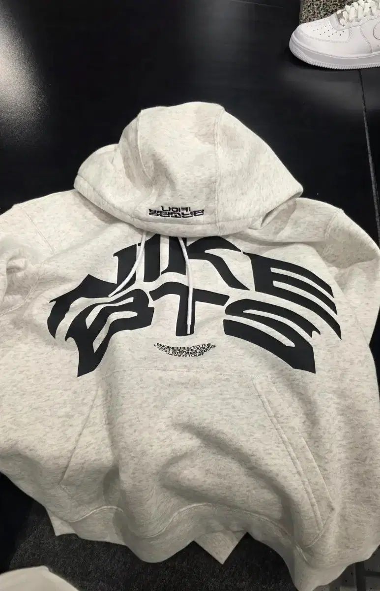 NIKE BTS コラボ フードTシャツ m サイズ 出品