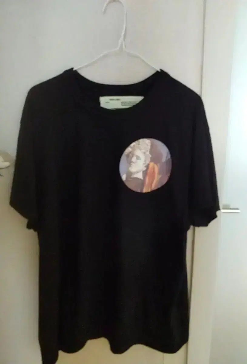 OFF WHITE オフホワイト 半袖Tシャツ ブラック彫刻プリント