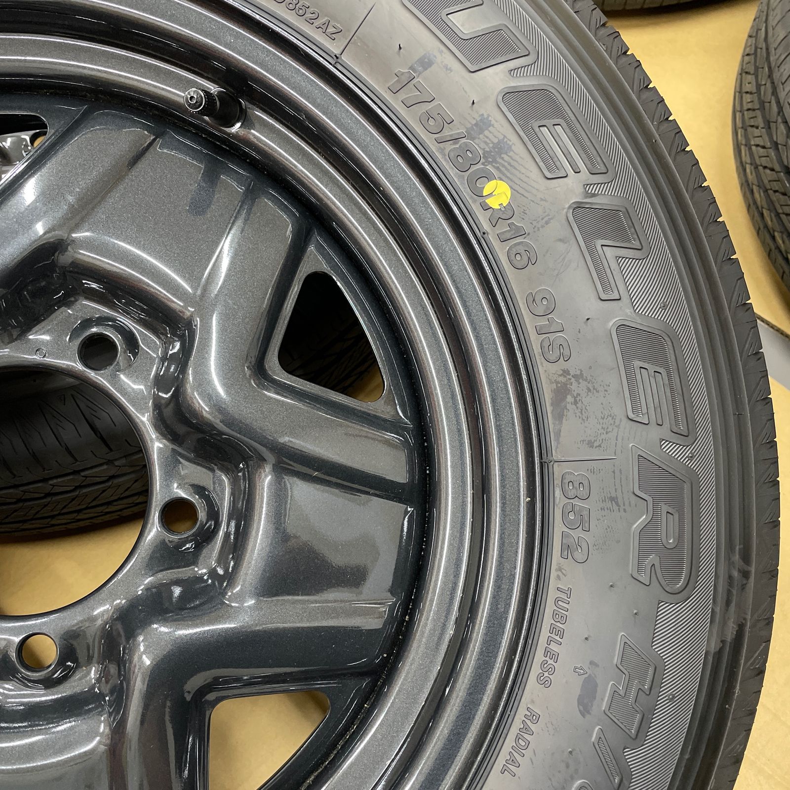 純正スズキジムニーBS DUELER H/L 852 175/80R16 16インチ 5.5J タイヤ 