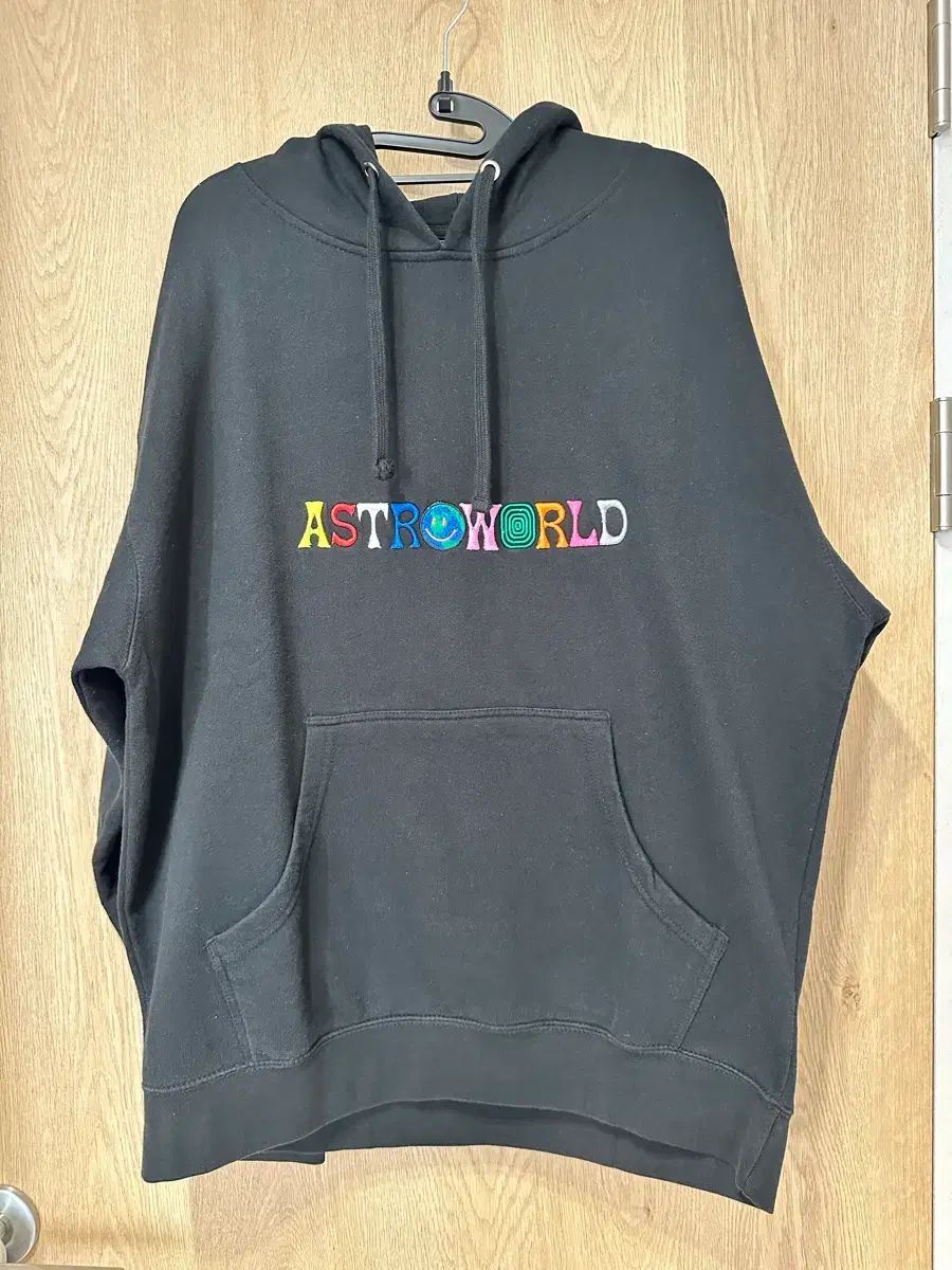 トラヴィス スコット ASTRO（アストロ）WORLD ロゴフーディー ブラック
