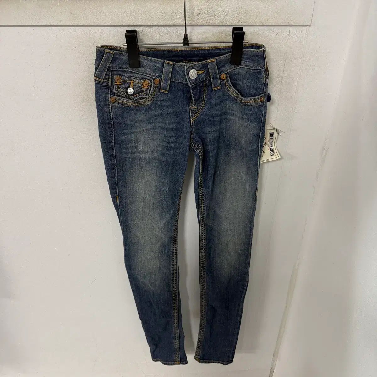 新品トゥルーレリジョン デニムパンツ 10,110円