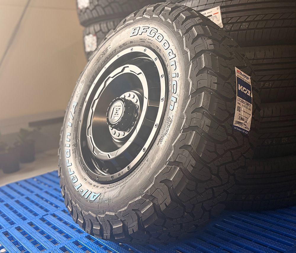 新品 タイヤホイール 4本セット ラングラー JK JL 17インチ ｜ BF グッドリッチ KO3 285/70R17 265/70R17 ホワイトレター LEXXEL SwaGGer