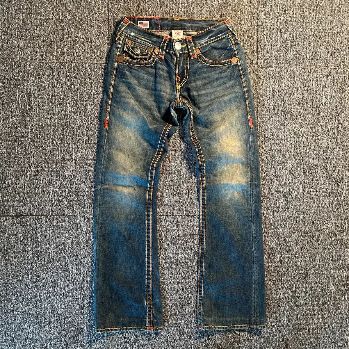 トゥルーレリジョン Billy Super T イェロー スティッチ デニム パンツ
