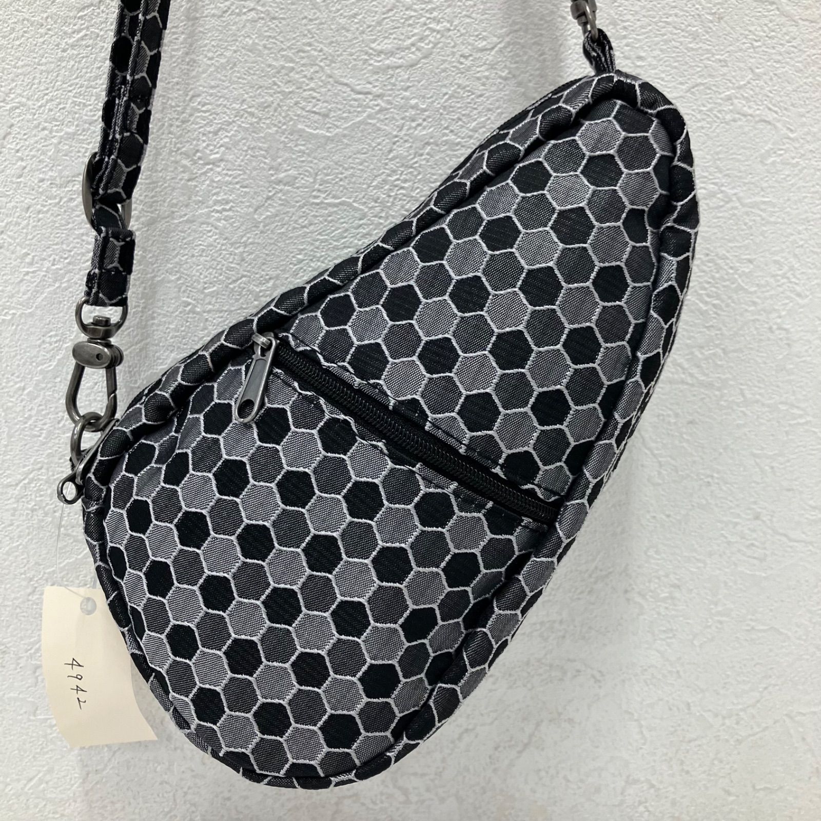 4942　The Healthy Back Bag　ヘルシーバッグバッグ　 ショルダーバッグ　モザイク柄　シルバー×ブラック系　 ティアドロップ型　ミニバッグ　レディース