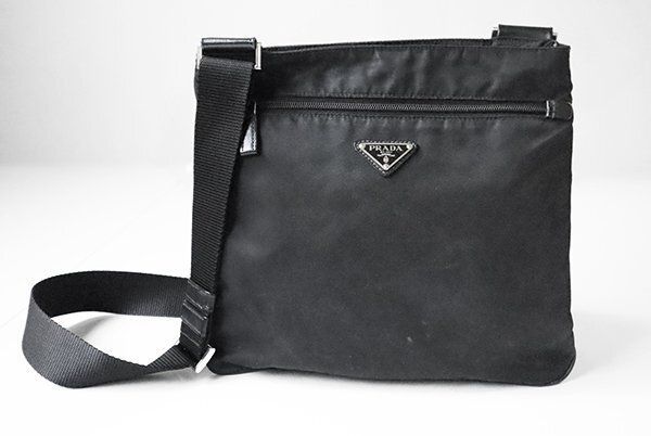 PRADA ◆ 三角プレート ナイロン ショルダーバッグ 黒 サコッシュ トライアングルロゴ プラダ ◆GG58