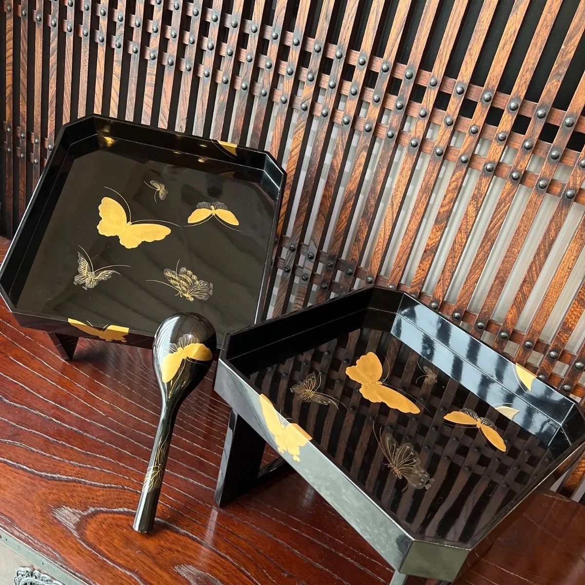 明治～大正時代 蝶々金蒔絵本漆塗／木製漆塗 り金時絵しゃもじ付き・脚付き御膳 3点セット②