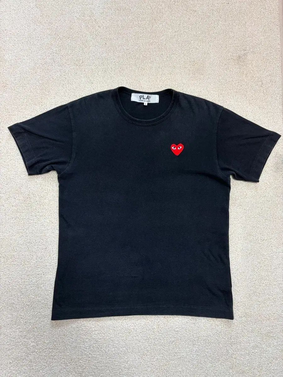 L) コム・デ・ギャルソン レッド ワッペン 半袖Tシャツ ブラック (AZ-T108)