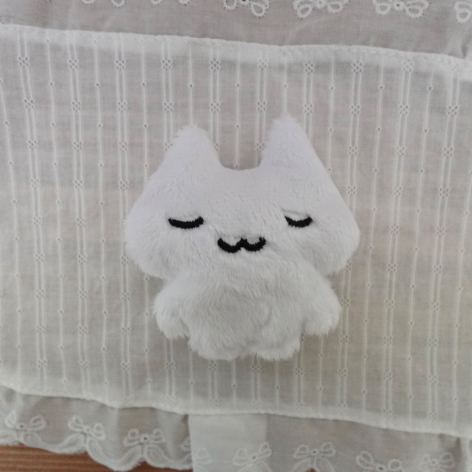 ぬいぐるみ ハンドメイド ふわもち生物 ねこ型擬態種 黒の顔刺繍 自作