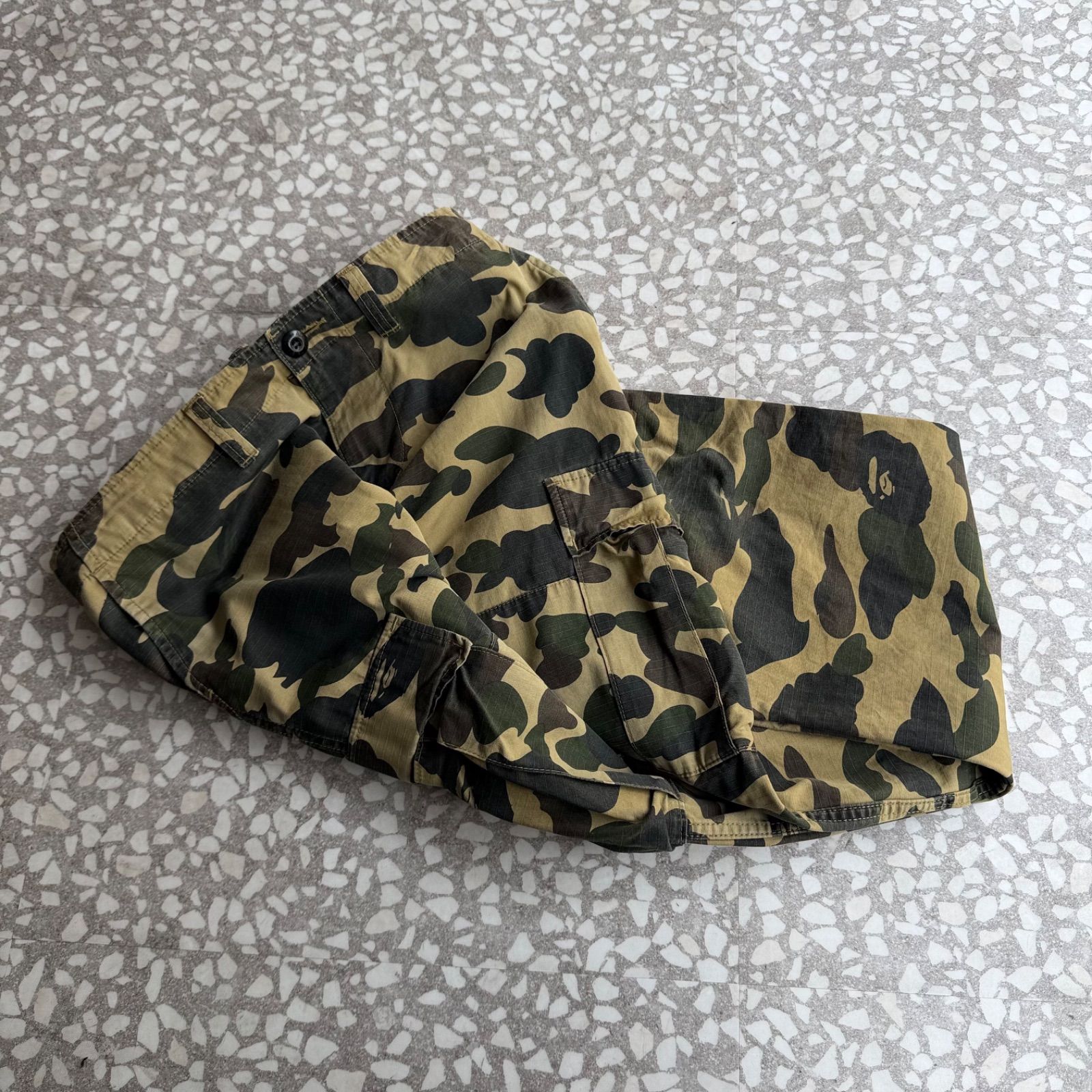 [ Archive アーカイブ Y2K ] A Bathing Ape / camo cargo size S エイプ　サルカモ　ストレート　カーゴパンツ　迷彩　ストリート　NIGO 裏原 ファーストカモ　デザートカモ デザイナーズ オールシーズン