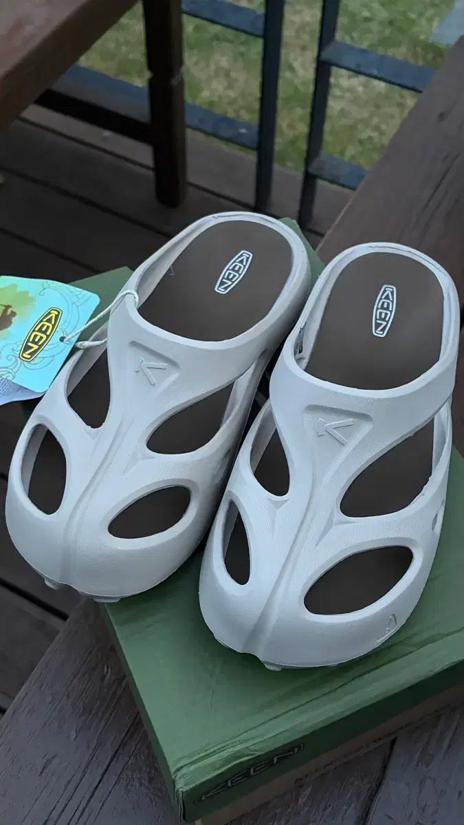 KEEN スリッパ
