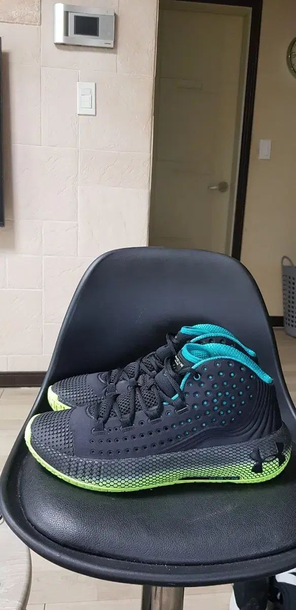 UNDER ARMOUR アンダーアーマー ホバー スニーカー ブラック ライム 270