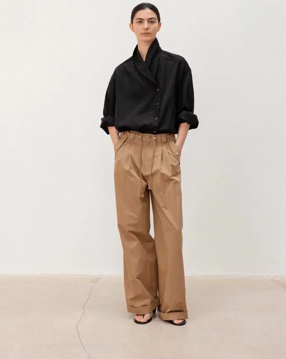 ムンダル Middle Strap Pants in Camel