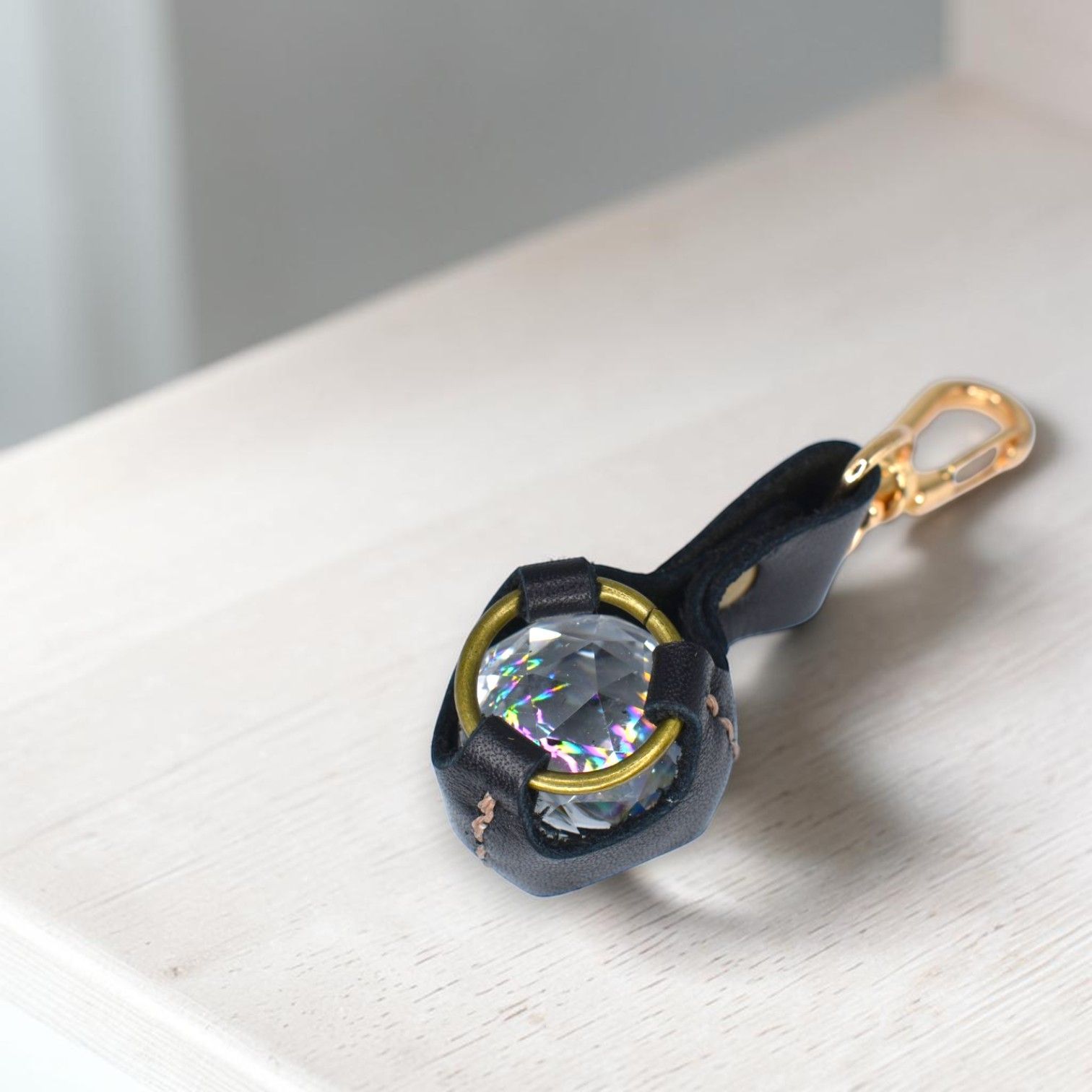 【最高位】アイリスカット 虹入り水晶 丸玉レザーキーホルダー｜太陽光でプリズム反射 本革ブラック 一点物【送料無料】［P-208KH］