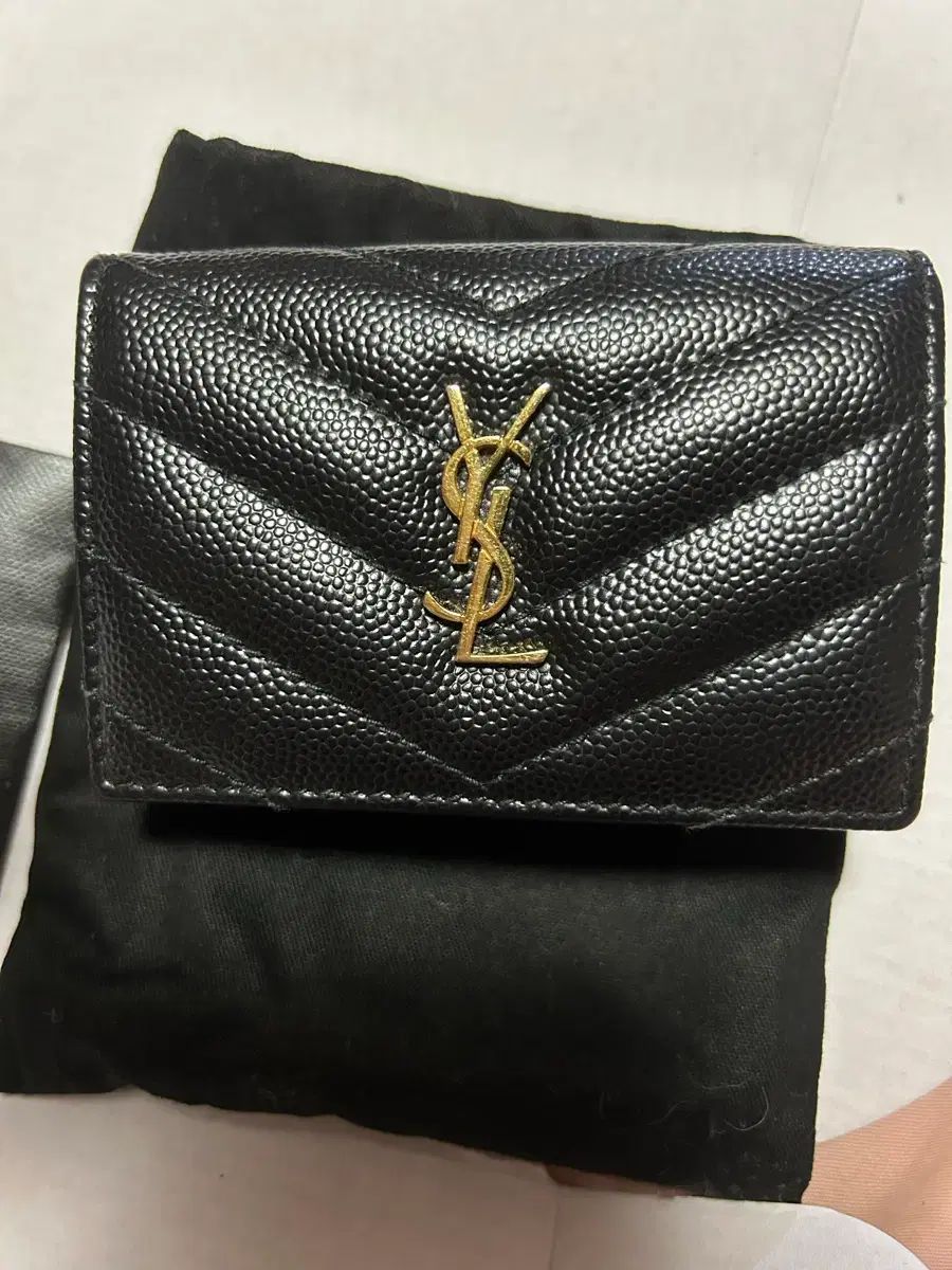 Saint Laurent サンローラン シェブロン キルティング モノグラム ミニ 二つ折り財布 ブラック